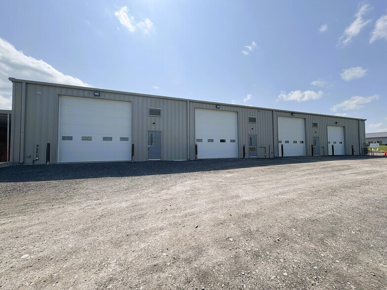 82 Jack Davey Dr, Bath, ON for lease - Primary Photo - Image 1 of 6
