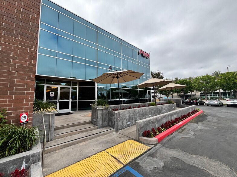 1601 E Orangewood Ave, Anaheim, CA à louer - Photo du bâtiment - Image 3 de 18