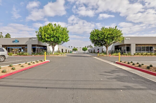 Plus de détails pour 1523 W Struck Ave, Orange, CA - Industriel à louer