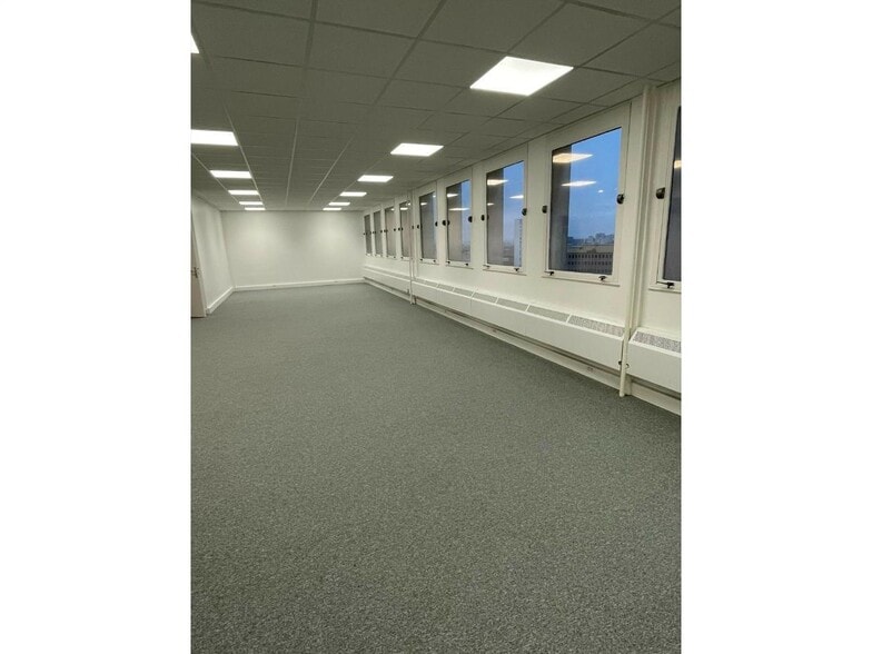 Industrial in Paris for lease - Interior Photo - Image 2 of 15
