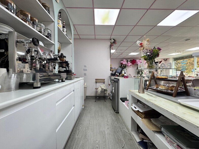 41 Highbridge St, Waltham Abbey for lease - Interior Photo - Image 2 of 11