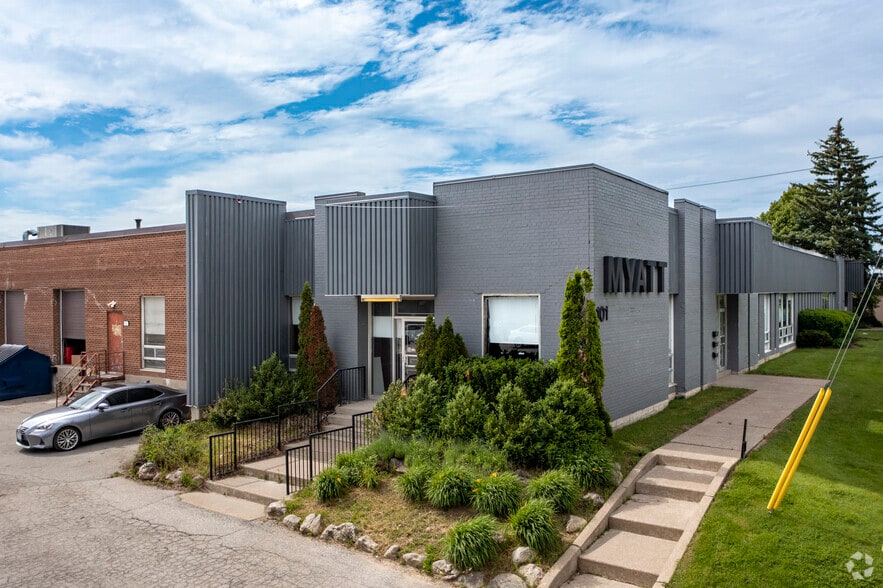 101-103 Brisbane Rd, Toronto, ON for sale - Primary Photo - Image 1 of 1