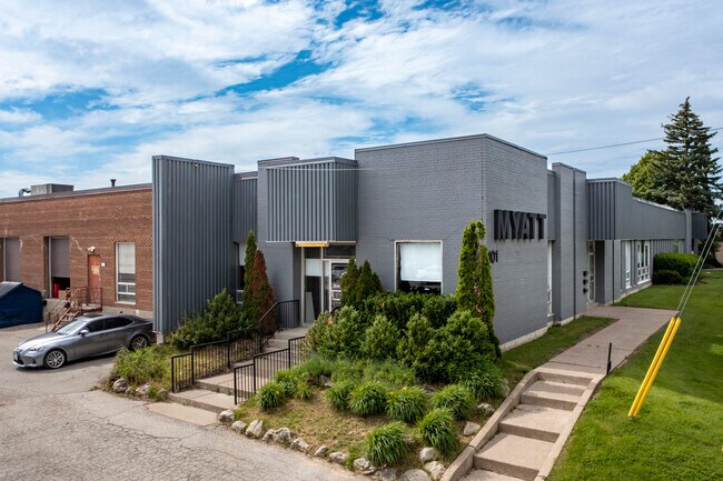 Plus de détails pour 101 Brisbane Rd, Toronto, ON - Industriel à louer