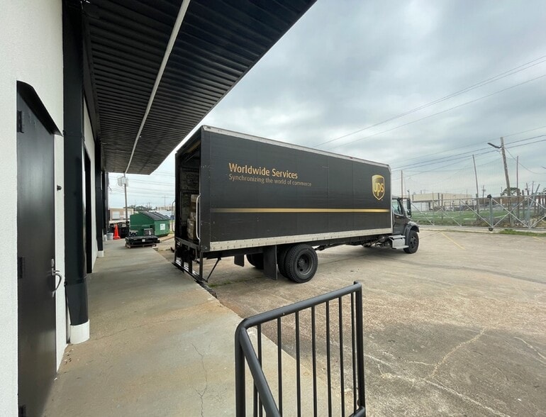 5631 Braxton Dr, Houston, TX for lease - Building Photo - Image 3 of 5