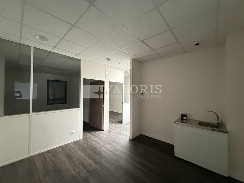 Flex dans Décines-Charpieu à louer - Photo du bâtiment - Image 3 de 6