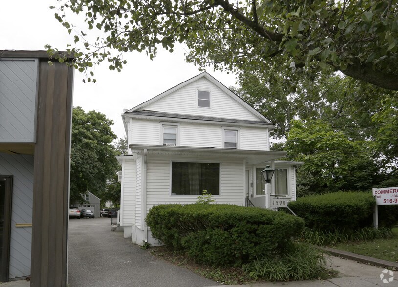 1598 New York Ave, Huntington Station, NY à vendre - Photo du bâtiment - Image 2 de 2