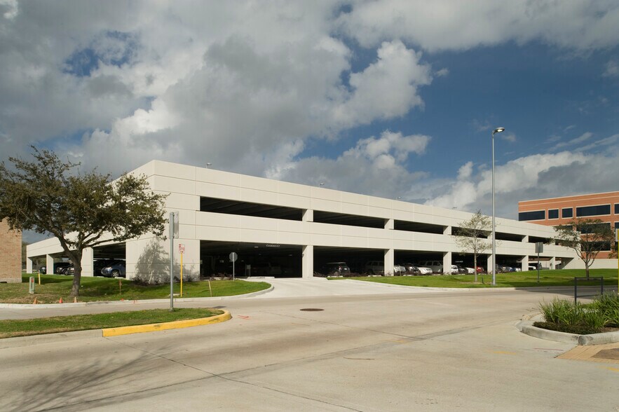 18051 Saturn Ln, Houston, TX à louer - Photo du bâtiment - Image 3 de 11