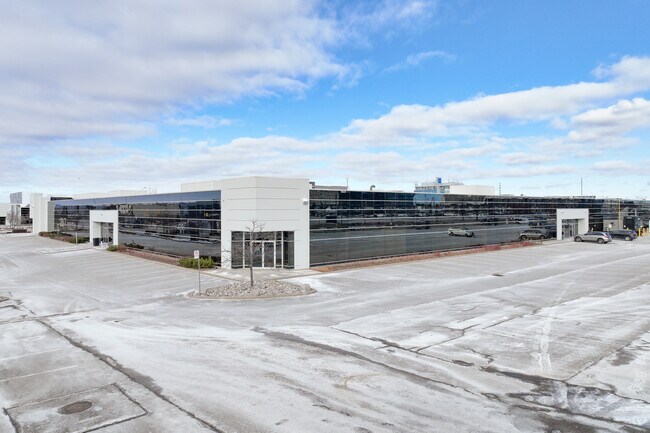 Plus de détails pour 80 Courtneypark Dr W, Mississauga, ON - Bureau, Bureau/Commerce de détail à louer