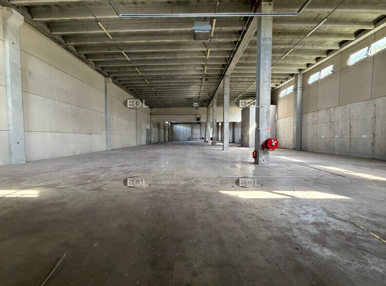 Industrial in Rognac for lease - Building Photo - Image 3 of 5