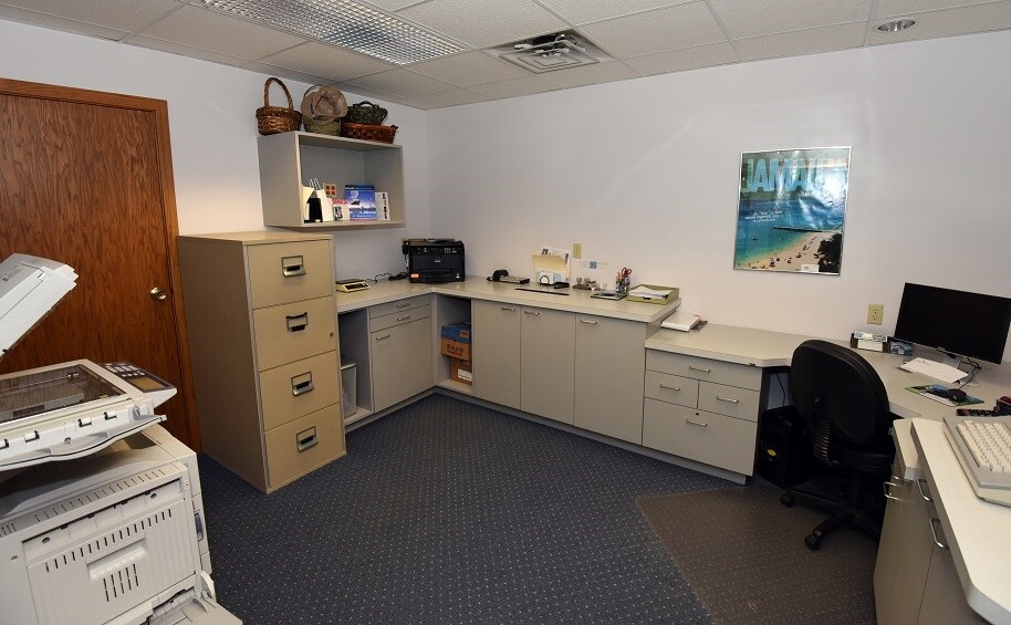 123 N Franklin St, Port Washington, WI for lease - Interior Photo - Image 2 of 21