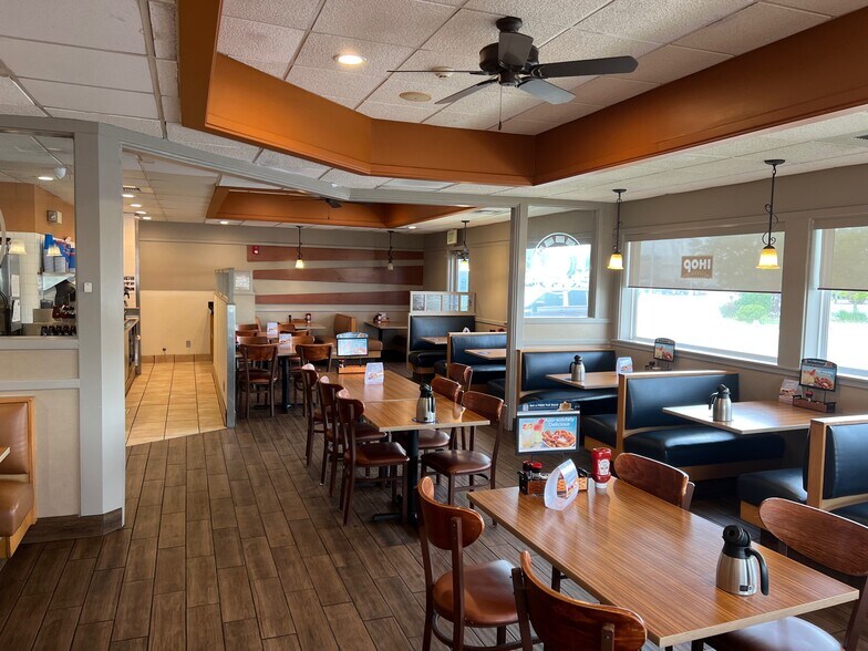 1347 Kinneman Dr, Bourbonnais, IL à vendre - Photo du bâtiment - Image 2 de 17