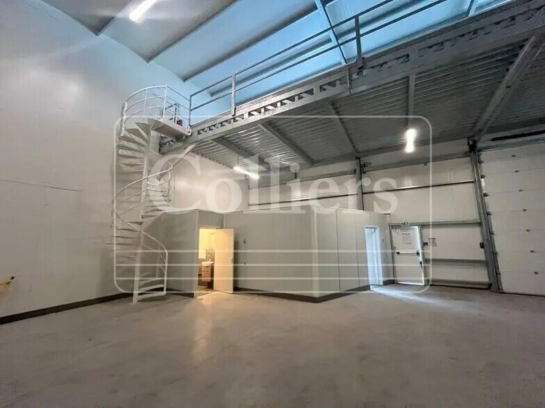 Flex in Gémenos for lease - Interior Photo - Image 2 of 5