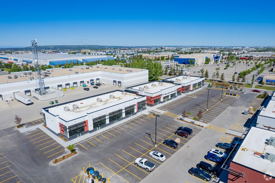 2255 32nd St NE, Calgary, AB à vendre - Aérien - Image 3 de 7