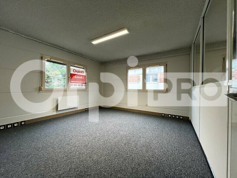 Flex in Champlan for lease - Interior Photo - Image 3 of 7