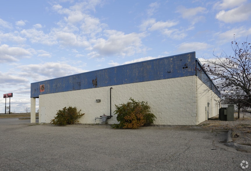 1901 W Lincoln Ave, Fergus Falls, MN for sale - Building Photo - Image 3 of 11