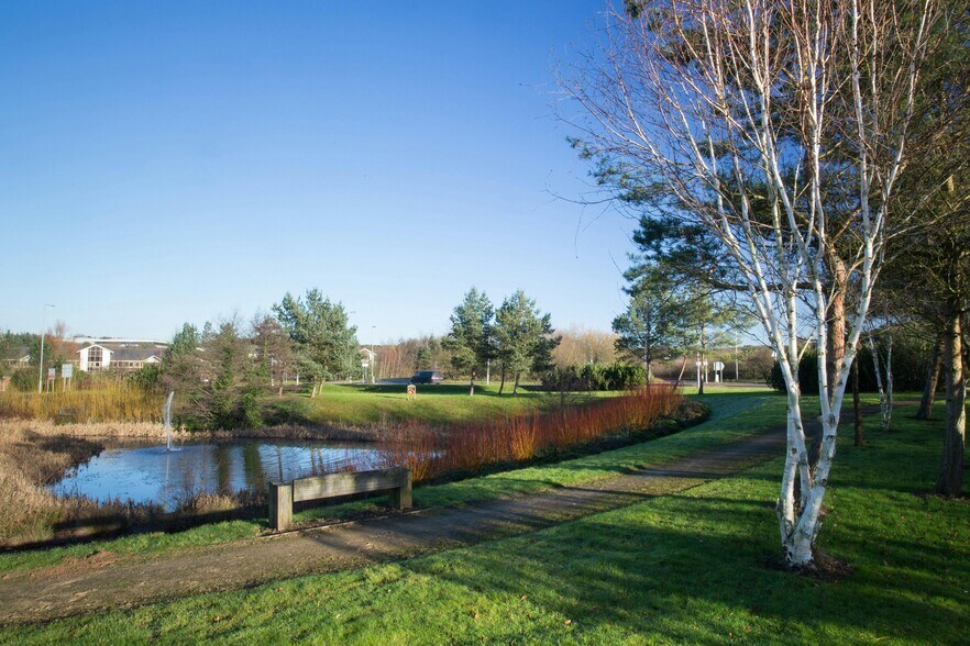 Lake View Dr, Nottingham à louer - Photo du bâtiment - Image 3 de 12