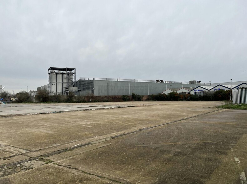 1371 Mollison Av, Enfield à louer - Photo du bâtiment - Image 3 de 4