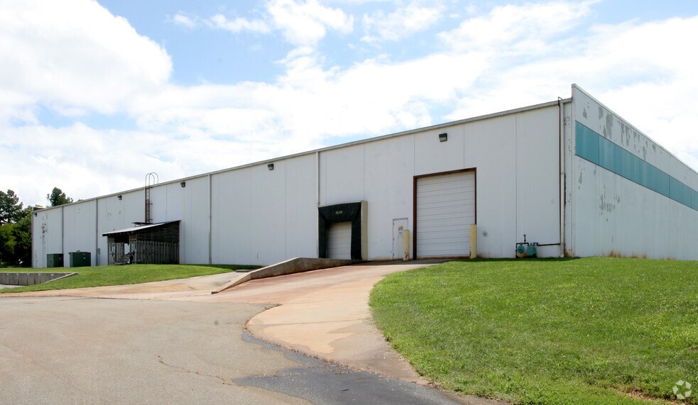 2056 Willow Springs Ln, Burlington, NC à vendre - Photo du bâtiment - Image 2 de 2