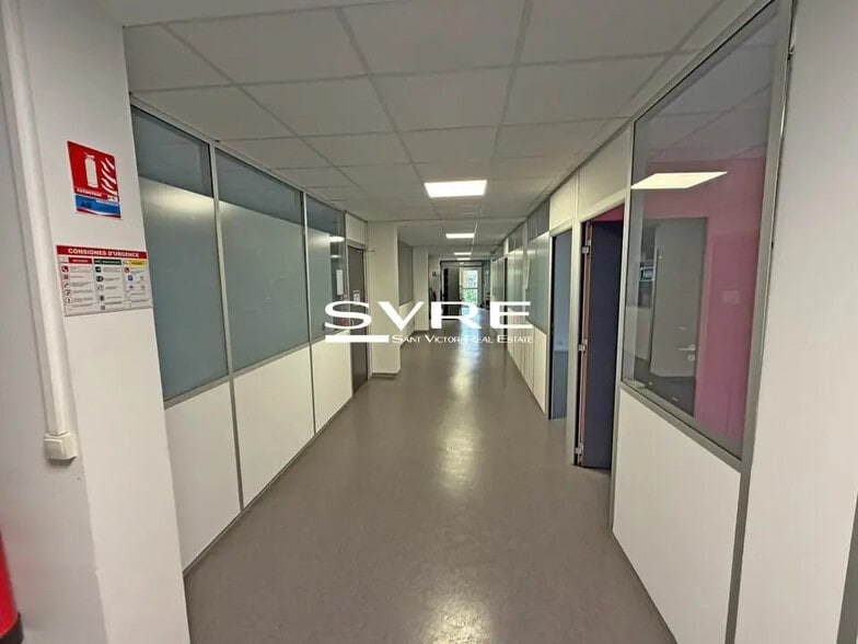 Office in Marseille for lease - Building Photo - Image 3 of 9