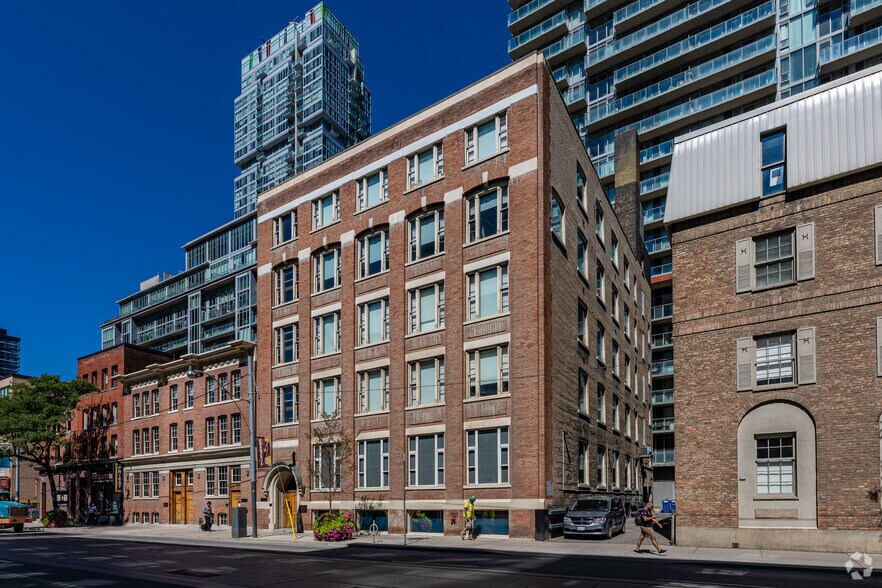 200 Adelaide St W, Toronto, ON for sale - Building Photo - Image 1 of 1