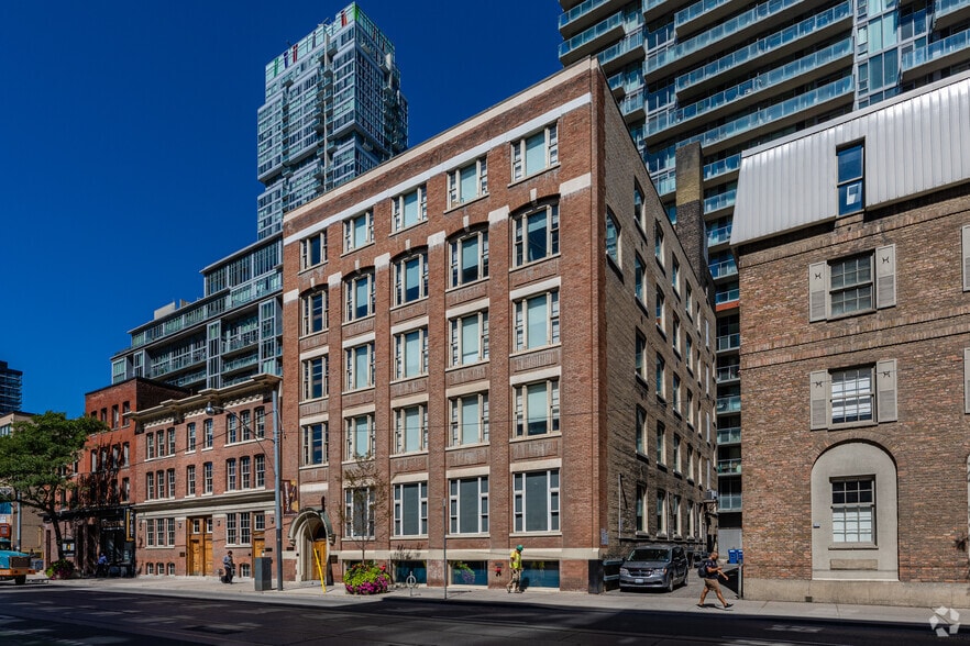 200 Adelaide St W, Toronto, ON for lease - Primary Photo - Image 1 of 16