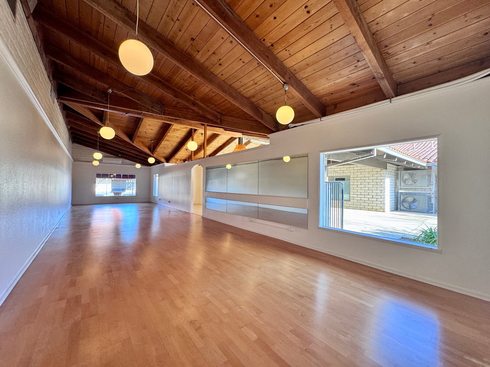 221 Locust St, Redding, CA à louer Photo intérieure- Image 1 de 9