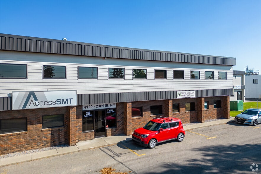 4120 23 St NE, Calgary, AB à louer - Photo du bâtiment - Image 3 de 6