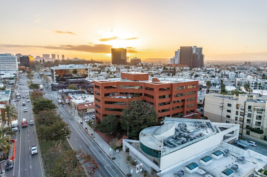 11812 W San Vicente Blvd, Los Angeles, CA à louer - Photo du bâtiment - Image 3 de 9