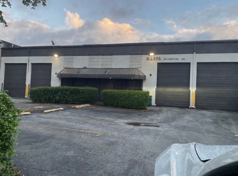 6998-6992 NW 51st St, Miami, FL à louer - Photo du bâtiment - Image 1 de 9
