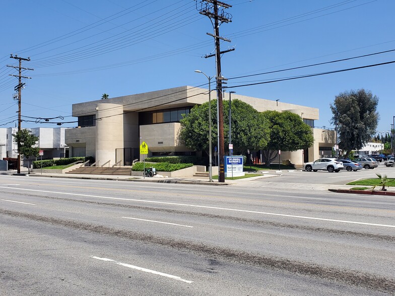 10324 Balboa Blvd, Granada Hills, CA à louer - Photo du bâtiment - Image 1 de 1