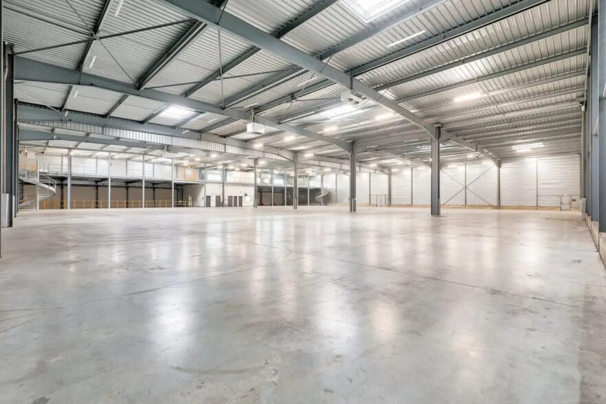 Industrial in Villeparisis for lease - Interior Photo - Image 1 of 10