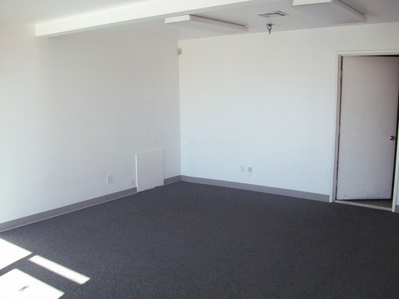 19345 N Indian Canyon Dr, North Palm Springs, CA for sale - Interior Photo - Image 3 of 11