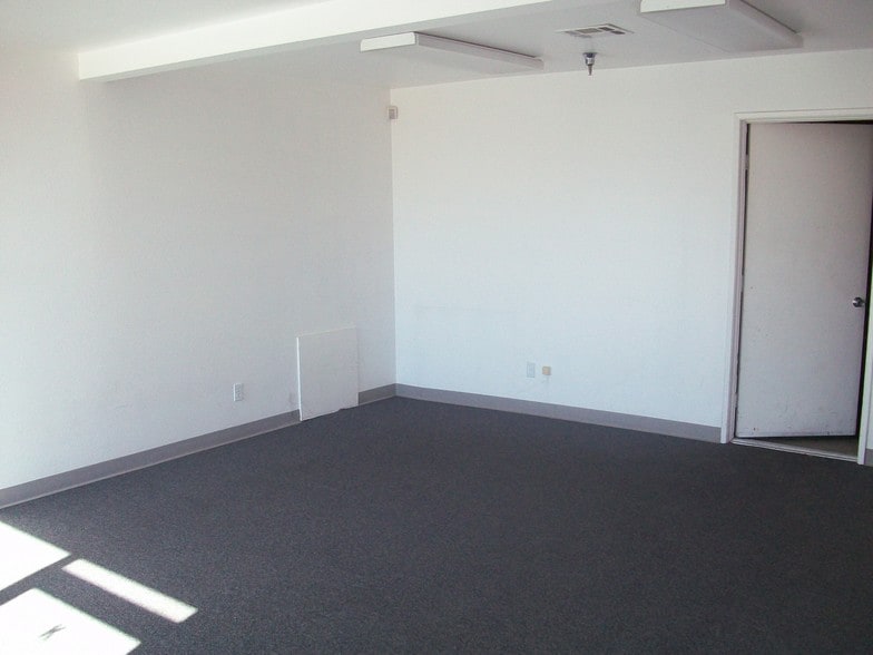 19345 N Indian Canyon Dr, North Palm Springs, CA à vendre - Photo intérieure - Image 3 de 11