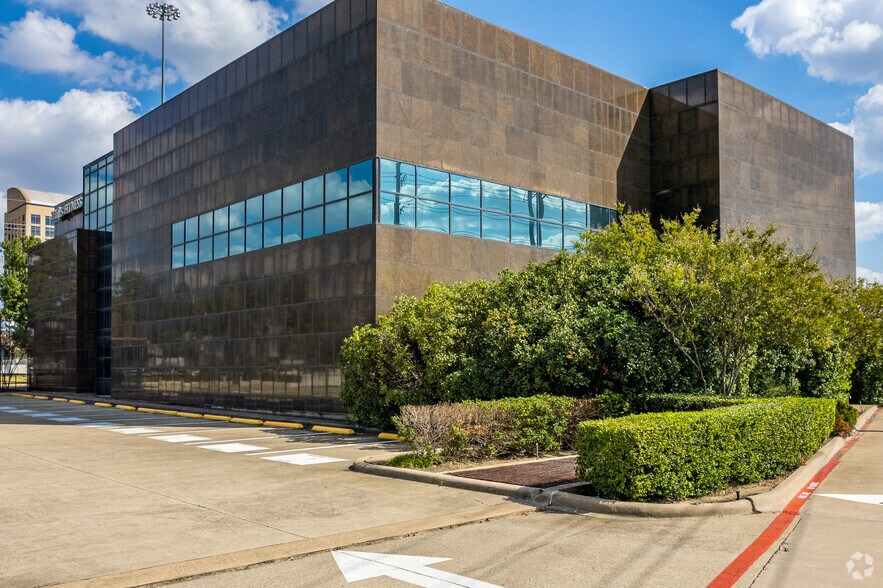13701 Dallas Pky, Dallas, TX for lease - Building Photo - Image 2 of 6