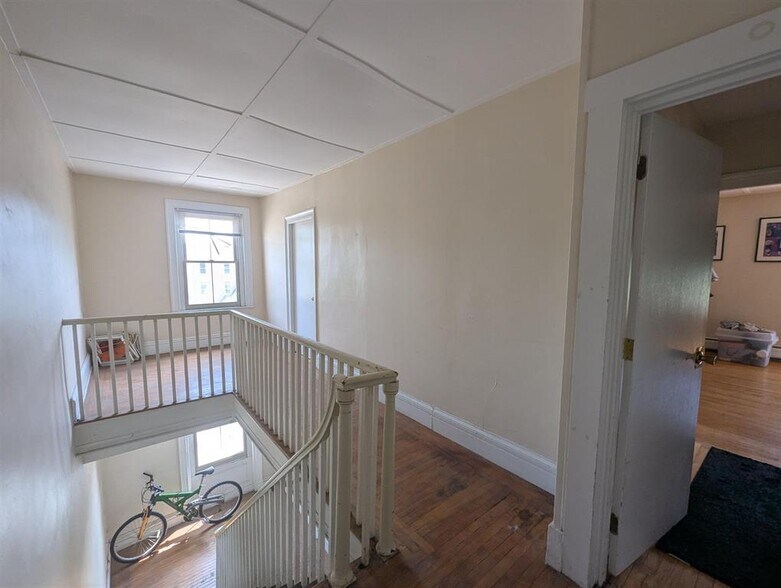 2 Valley St, Springfield, VT à vendre - Photo du bâtiment - Image 3 de 29