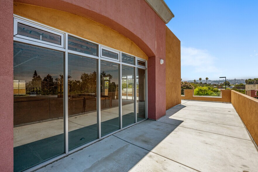 165 W San Ysidro Blvd, San Ysidro, CA à louer - Photo du bâtiment - Image 3 de 24
