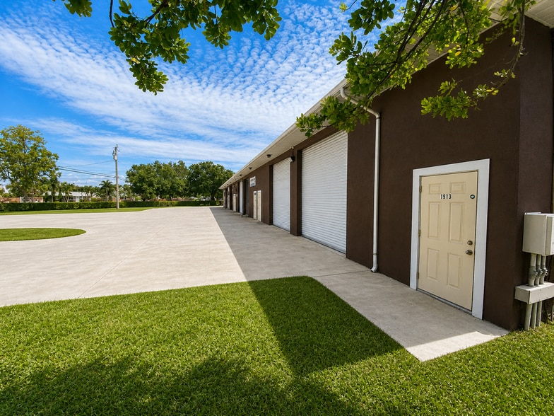 1901-1913 SW Biltmore St, Port Saint Lucie, FL for lease - Building Photo - Image 2 of 5