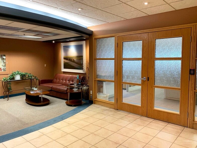 2055 Albert St, Regina, SK à louer - Hall d’entrée - Image 2 de 6