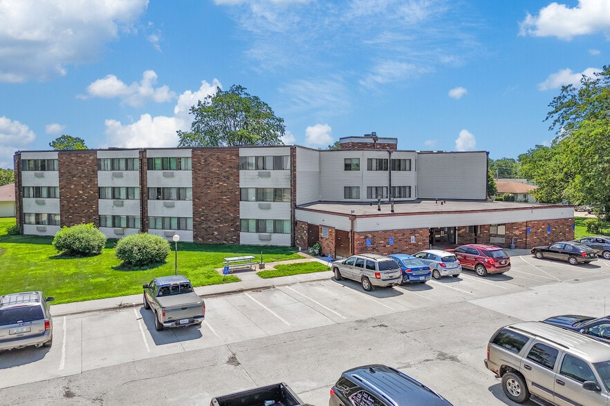 704 E Mapleleaf Dr, Mount Pleasant, IA for sale - Building Photo - Image 3 of 22