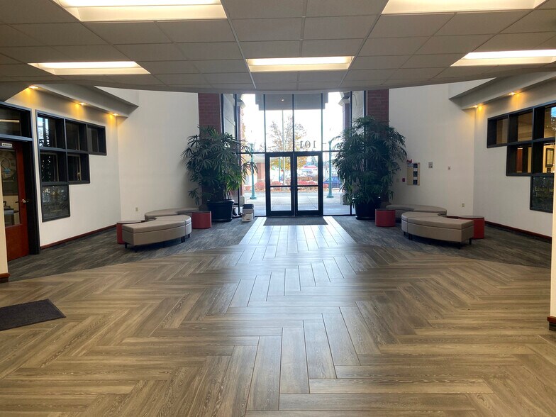 101 W Ironwood Dr, Coeur d'Alene, ID à louer - Photo du bâtiment - Image 2 de 6