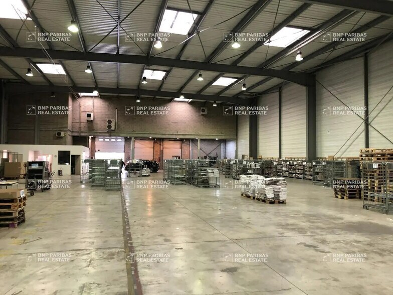 Office in Saint-Thibault-des-Vignes for lease - Interior Photo - Image 3 of 6