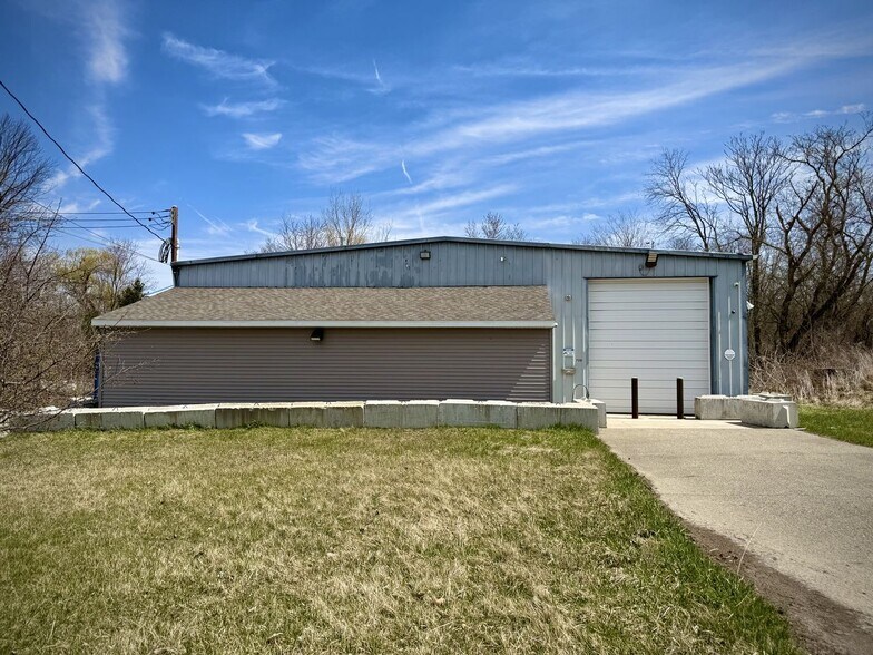 720 Terminal Rd, Lansing, MI à vendre - Photo du bâtiment - Image 2 de 14