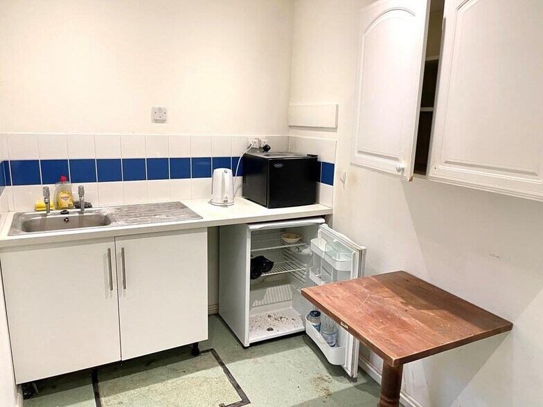 98 Thorpe Lea Rd, Egham à vendre - Photo du bâtiment - Image 3 de 16