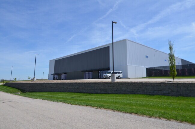 Plus de détails pour 1550 Roberts Ferry Rd, Tiffin, IA - Industriel à louer