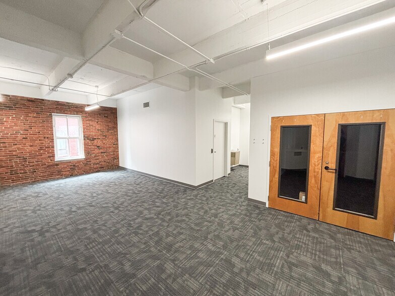 130-136 E Chestnut St, Columbus, OH à louer - Photo du bâtiment - Image 3 de 13