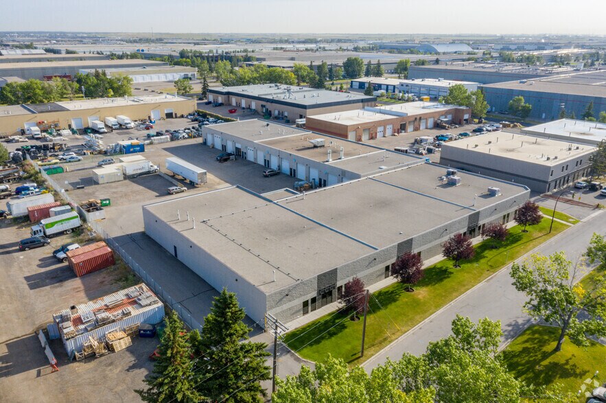 4420 75th Ave SE, Calgary, AB à louer - Photo du bâtiment - Image 2 de 7