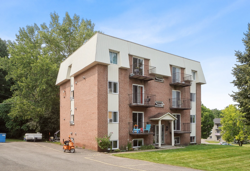 182 Boul Rousseau, Châteauguay, QC à vendre - Photo du bâtiment - Image 2 de 6