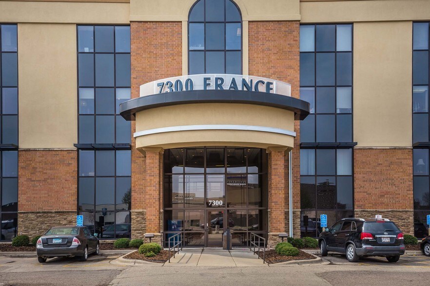 7300 France Ave S, Edina, MN à vendre - Photo du bâtiment - Image 2 de 96