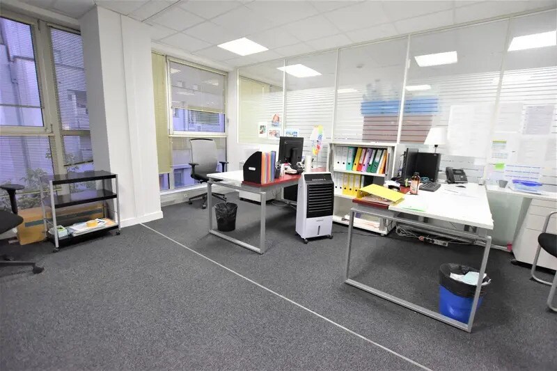 Flex in Paris for lease - Building Photo - Image 3 of 8