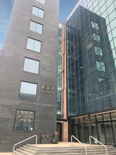 217 N Jefferson St, Chicago, IL à louer - Photo du bâtiment - Image 2 de 9